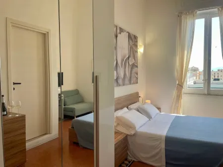 Onlyrooms V - Sea View & Train Station