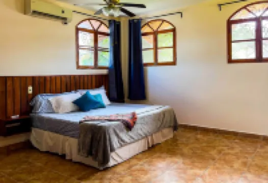 3 BR Colonial Downtown With Private Pool , King Beds, A/C and Great View โรงแรมใน