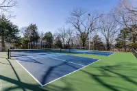 Table Rock Lookout— HUGE Pool & Close to SDC!