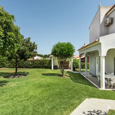 Charming Villa with Private Pool in Vibrant Vilamoura, Free AC and Wifi
