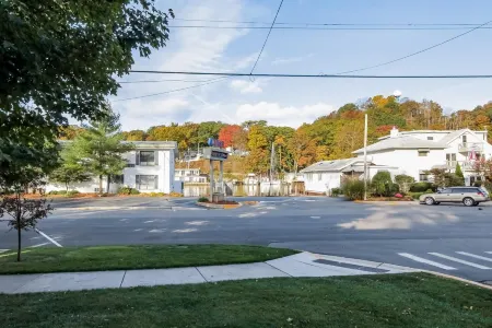 Water Street Retreat Отели в г. Сотак