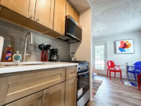 Groovy 1 Bedroom Apartment in Woodstock - AC & WiFi!