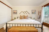 Serene Treetop Getaway- Cozy & Modern Tri-Level Mountain Cabin - Balcony