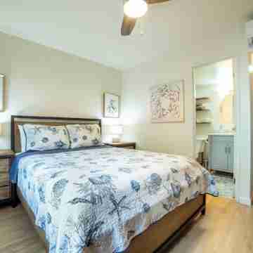 Remodeled charming 2-bed 2 bath unit with ocean view, split AC, fully furnished Rooms