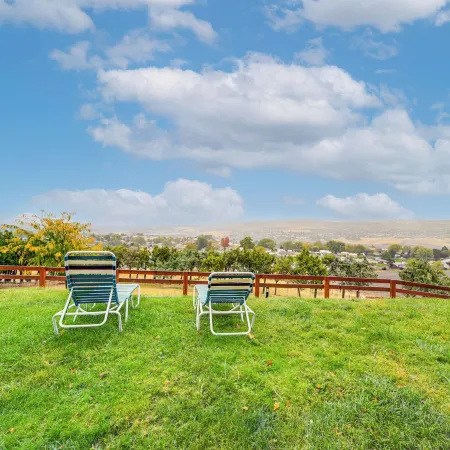 Hot Tub & Sweeping Views: Apt in Clarkston!
