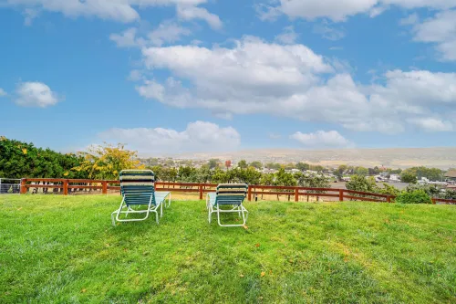 Hot Tub & Sweeping Views: Apt in Clarkston!