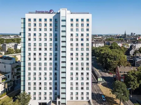 Premier Inn Koln City Sud Отели рядом с достопримечательностью «Melaten-Friedhof»