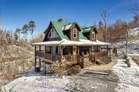 Private Hot Tub, Outdoor Fireplace, High Speed Wifi, 9.7 Miles to Dollywood