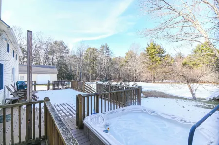 4 Bdr w/ Private Hot Tub, Backyard and Deck!
