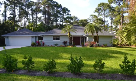 Tropical Paradise! Heated Pool & Sauna. Large Very Private Yard. Near Everything Отели в г. Martin County