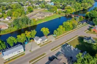 Riverfront Dock and Hot Tub - Stunning Modern Retreat Hotel di Oconto