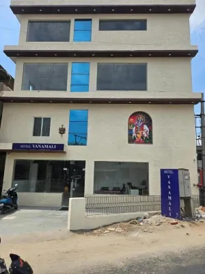 Hotel Vanamali - Mountain view