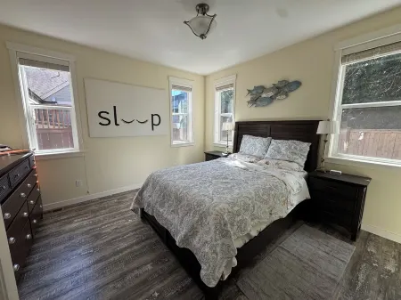 Family & Pet Paradise  2BR 2BA Home, Fenced Yard, Private Wi-Fi, Great Location Отели рядом с достопримечательностью «Пиккеринг Барн»