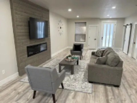 Modern and cozy home on Lakeview