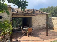 Gite in superb stone farmhouse in idyllic setting, 10 minutes from beaches. Hotels in Le Castellet