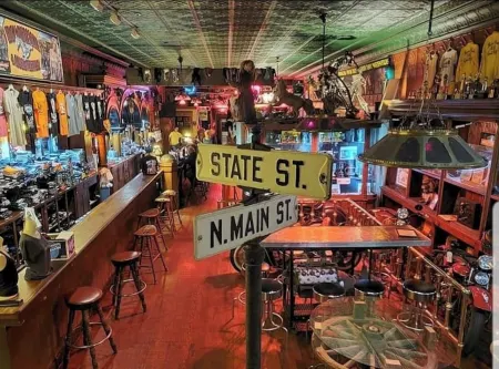 Steps from Main St. / Stay Cozy Next to our Electric Fireplace Отели в г. Саванна