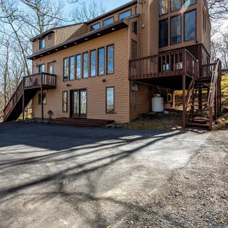 Modern Rustic Lodge! 2 min. walk to Ski Slopes, 6TVs, Linens, WiFi, A/C, Firepit