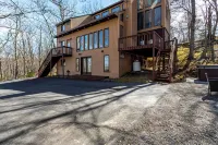 Modern Rustic Lodge! 2 min. walk to Ski Slopes, 6TVs, Linens, WiFi, A/C, Firepit