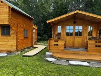 Lake front private Bunkies …accommodates 6 people!
