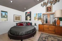 Beautiful Mid-Century 5-bedroom ranch with AC, WiFi in pleasant Clinton Township Hotels in Clinton Township