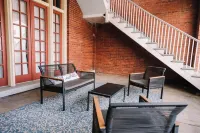 Insta-worthy 2Bd/1Ba Apt Steps from Downtown!