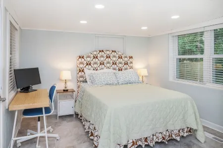 GOLF CART Included Oak Island Cottage - Pet-friendly, Fire Pit, Porch, Sleeps 8