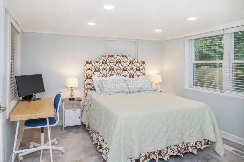 GOLF CART Included Oak Island Cottage - Pet-friendly, Fire Pit, Porch, Sleeps 8