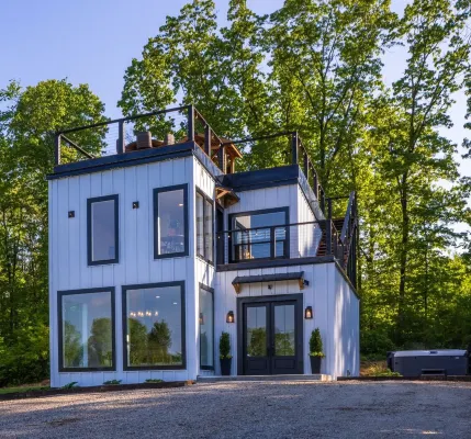 Rooftop deck with AMAZING Views, Fire table, Bar, Hot tub and Pet Friendly!