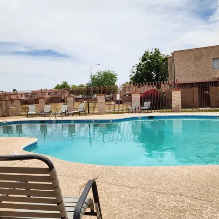 Cozy 2BR - Patio - Pet Friendly