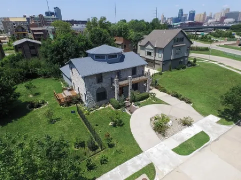 KC Castle DOWNTOWN, 75" TV, 5 STAR, Best FAM home, BEST LOCATION, 20% off 7nts