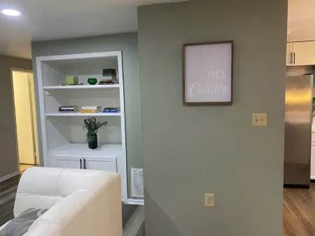 The Big Beautiful Townhouse  with AC, WiFi in Frederick