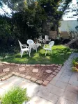 Quaint Cottage with tranquil garden and swimming pool .  Near beach  !
