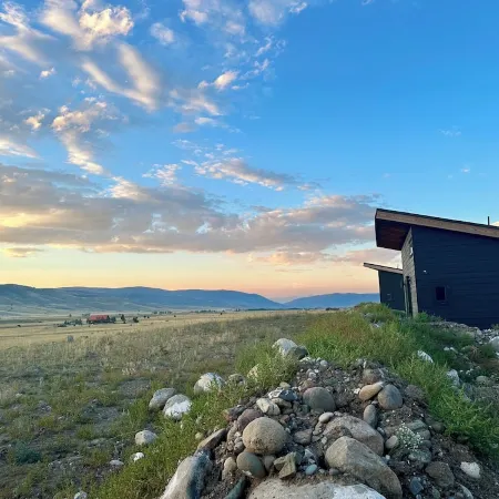 Serene cabin 3 with AC in charming Paradise valley with stunning views