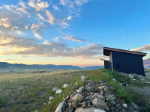 Serene cabin 3 with AC in charming Paradise valley with stunning views