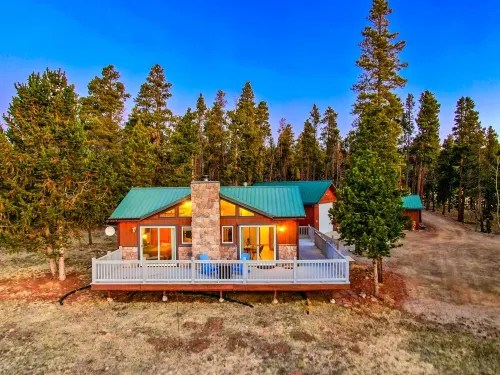 Black Wolf Cabin ~ Romantic Mountain Escape for 2