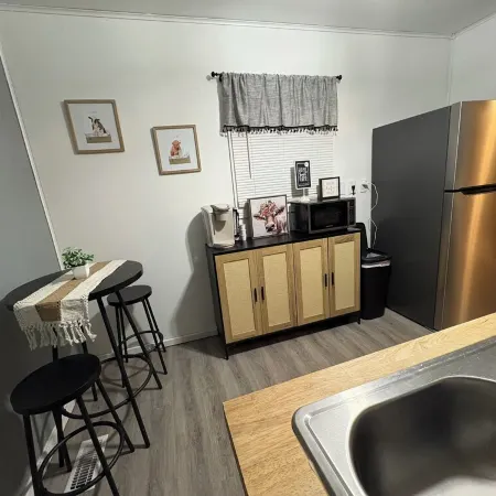 3-bedroom house in enjoyable Springfield with AC, WiFi. Relax and unwind