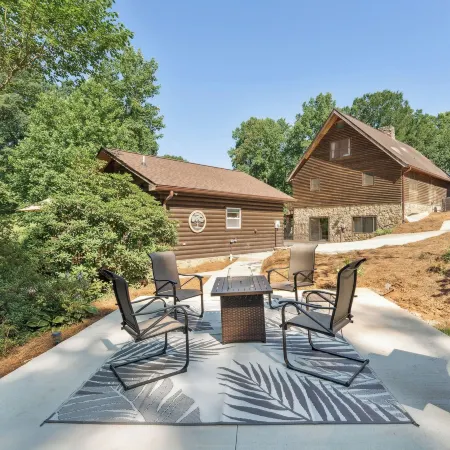 Hickory Hideaway Pet-Friendly Haven with Fire Pit!