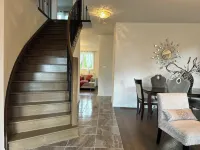 The Angus Nest: Master Suite with Jacuzzi, fireplace —perfect for a retreat. 앵거스 호텔