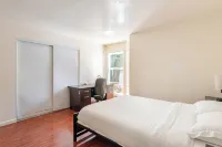 Modern & Cozy 2 Bedroom 2 Bathroom Suite with Sofabed 75" TV