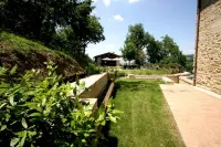 The House of the Village Отели рядом с достопримечательностью «Buntzen Lake»