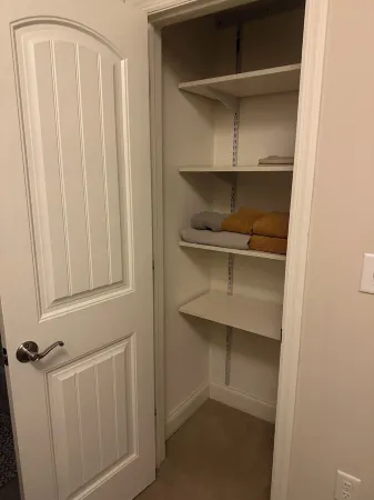 Central & Stylish 6 Beds Retreat on Haystack Golf Course, 10 Mins to Mount Snow