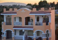 Aton Apartment in Luxor Resort, Minutes to City Center. Hotels in At Tod