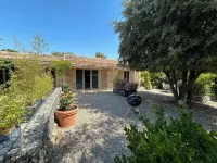 Maison Cosy Avec Piscine à Gordes Hotels near Lavende field