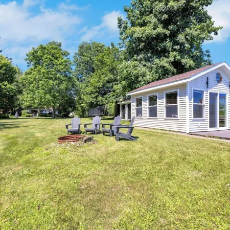 Perfect 5-bedroom house with private beach, indoor pool, in charming Carsonville
