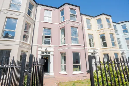 Luxury Ballycastle townhouse close to the seafront and beach. Отели рядом с достопримечательностью «Подвесной веревочный мост»