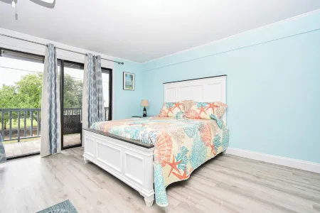 Charming Mermaid Condo  228 in Peaceful Cedar Key