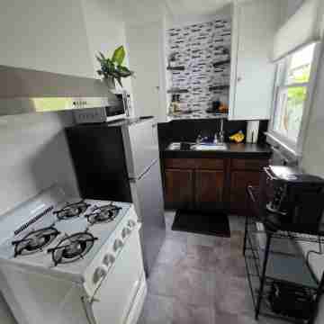 Highland Park Haven – Furnished 1BR Cottage w/ Parking & Wi-Fi Others