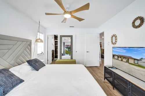 Charming lake view 3-bedroom in pleasant Fort Lauderdale