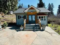 Charming 2-bedroom house with AC, WiFi in serene East Hope. Hotels in Bonner County