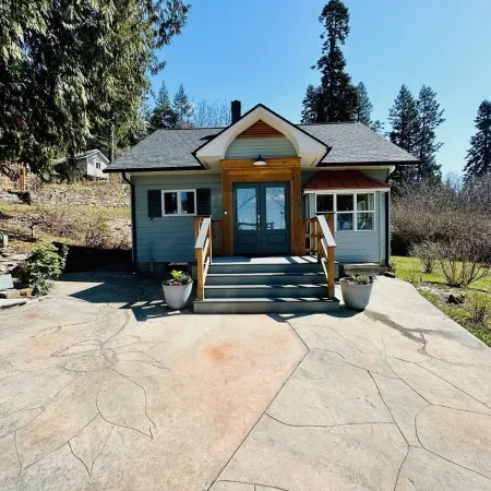 Charming 2-bedroom house with AC, WiFi in serene East Hope.